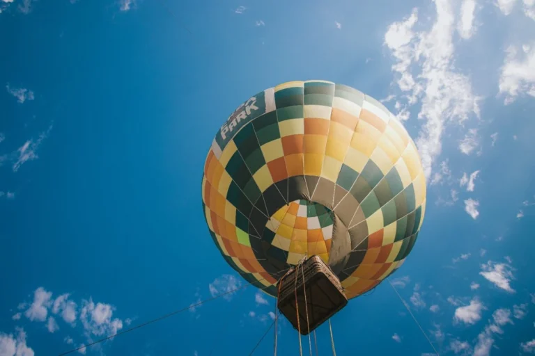 Parque do Litoral Paranaense Surpreende com Balonismo Observação de Aves e Folia de Carnaval