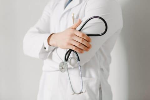 Médico do SUS Afastado por Desvio em Cirurgias para Beneficiar Pacientes Privados