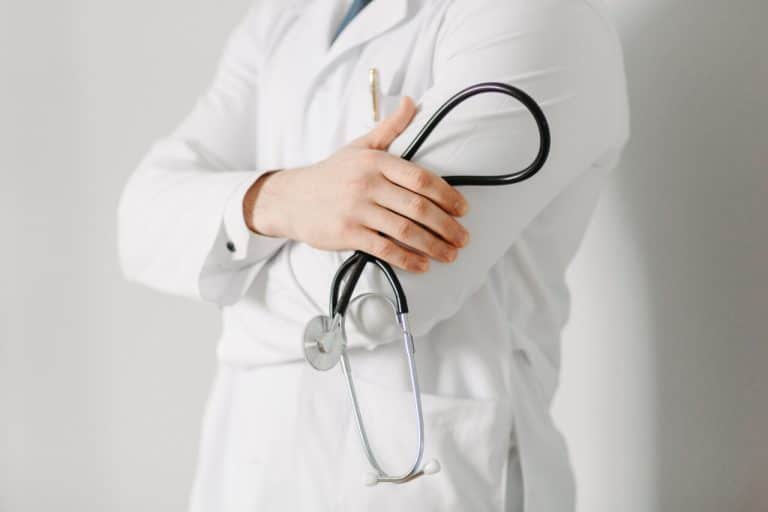 Médico do SUS Afastado por Desvio em Cirurgias para Beneficiar Pacientes Privados