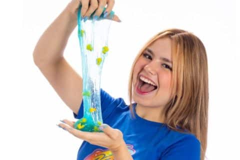 Influencer Mirim Inaugura Espaço de Slime Temático em Shopping de Curitiba Atraindo Multidão de Fãs