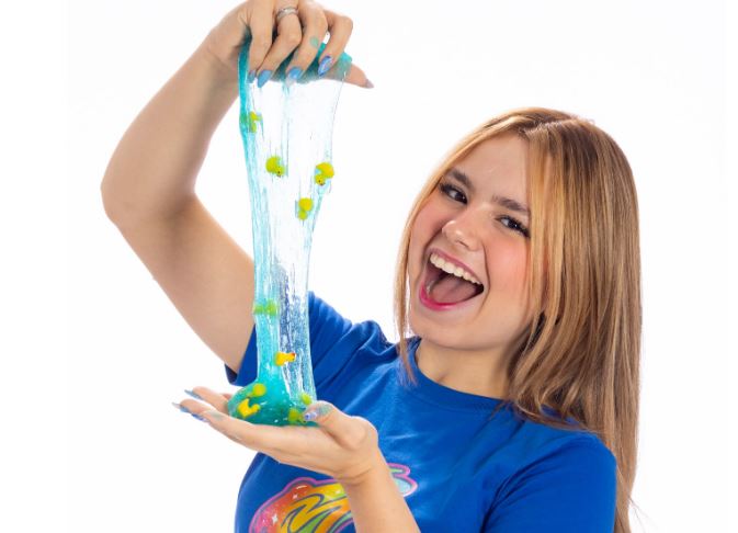 Influencer Mirim Inaugura Espaço de Slime Temático em Shopping de Curitiba Atraindo Multidão de Fãs