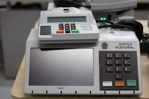 Justiça Eleitoral se prepara para combater desinformação com IA e nova regulamentação do STF nas eleições