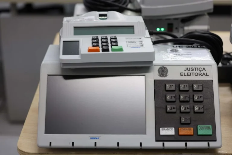 Justiça Eleitoral se prepara para combater desinformação com IA e nova regulamentação do STF nas eleições