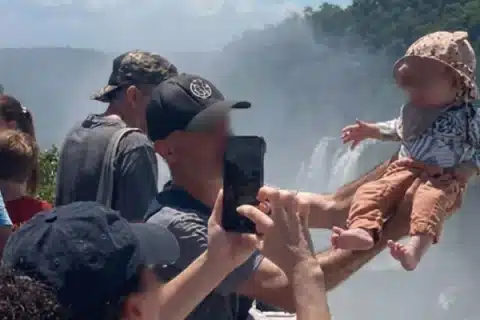 Turista ergue bebê sobre grade nas Cataratas e vídeo revolta visitantes