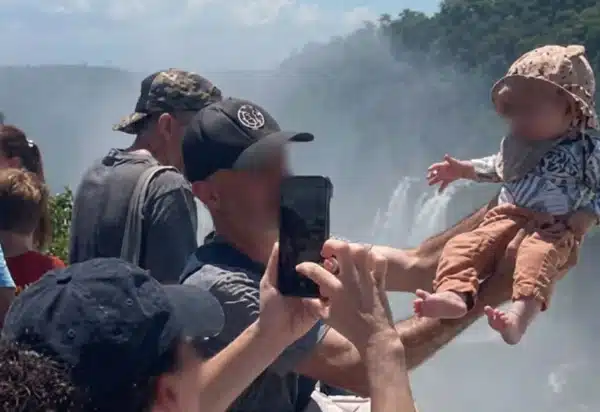 Turista ergue bebê sobre grade nas Cataratas e vídeo revolta visitantes