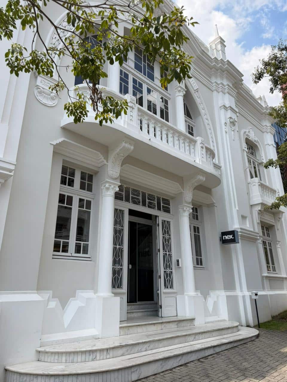 Education First Building EF Education First mira retomada do intercâmbio e reinaugura unidade em ...